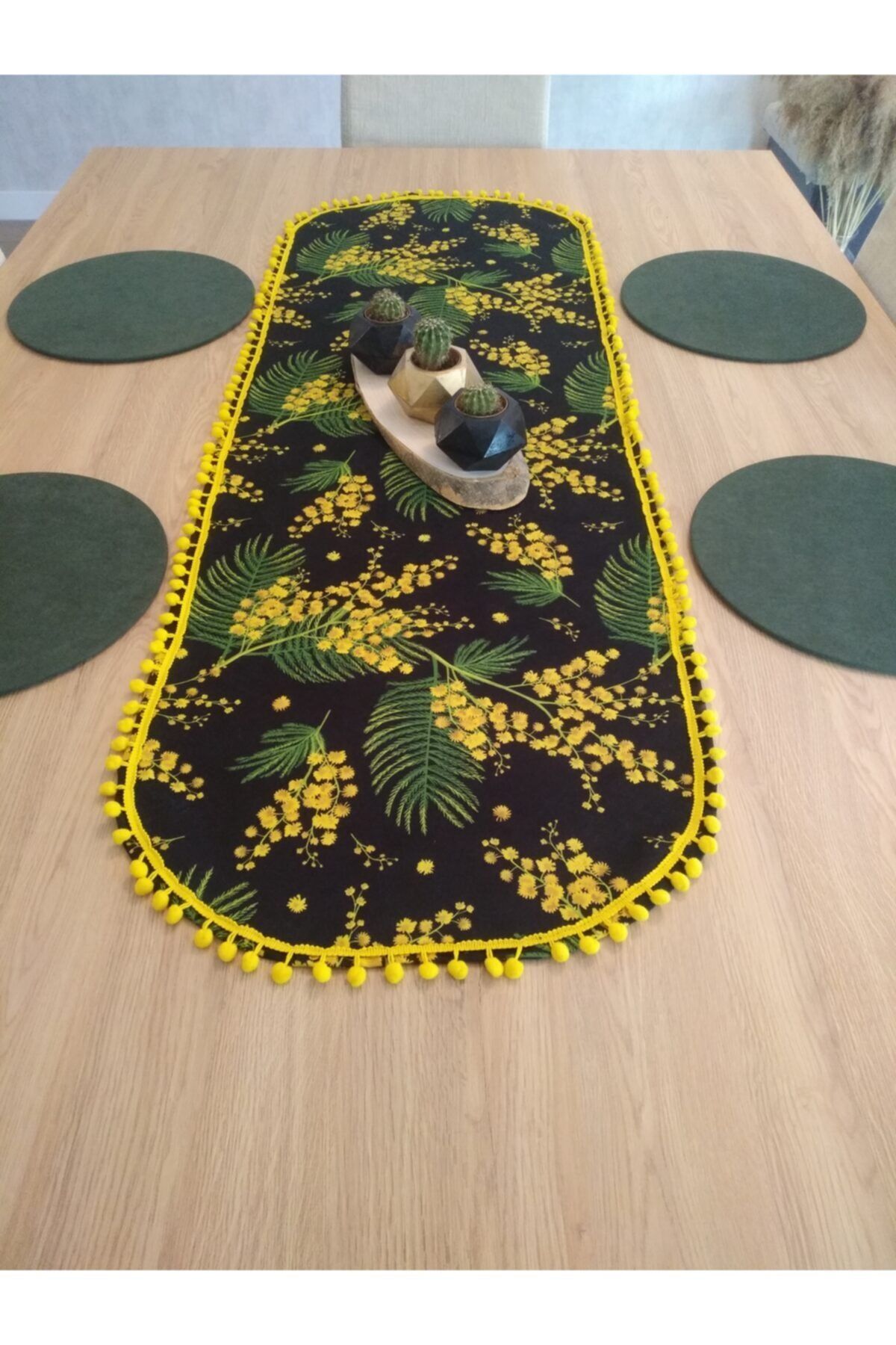 Mimoza Çiçek Desenli, Sarı Ponponlu Runner & 4 Koyu Yeşil Renk Supla