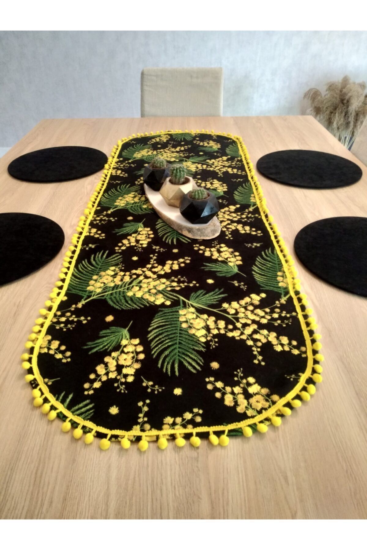 Mimoza Çiçek Desenli, Sarı Ponponlu Runner & 4 Siyah Renk Supla